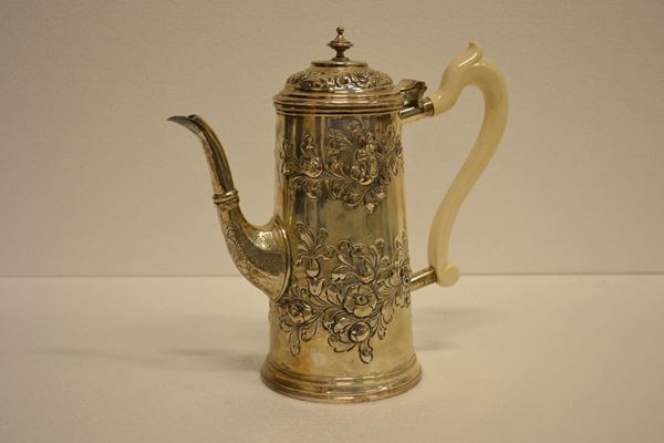 Caffettiera, sec. XX, di forma troncoconica, in argento sbalzato a fiori,   alt. cm 23, g 820