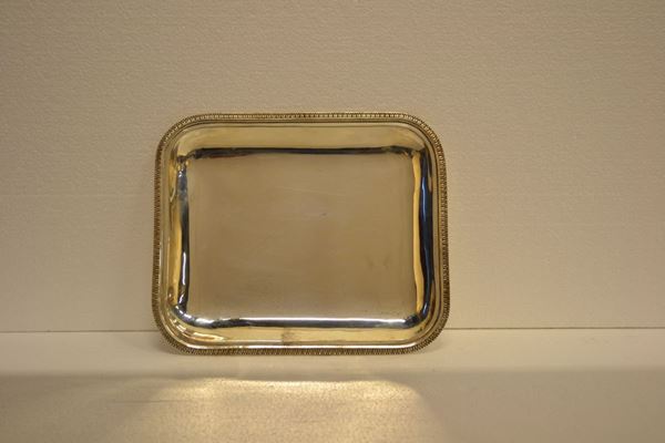 Vassoietto, sec. XX,  di forma rettangolare con                          angoli arrotondati, in argento, tesa decorata da                            foglie lanceolate, cm 26x22, g 500