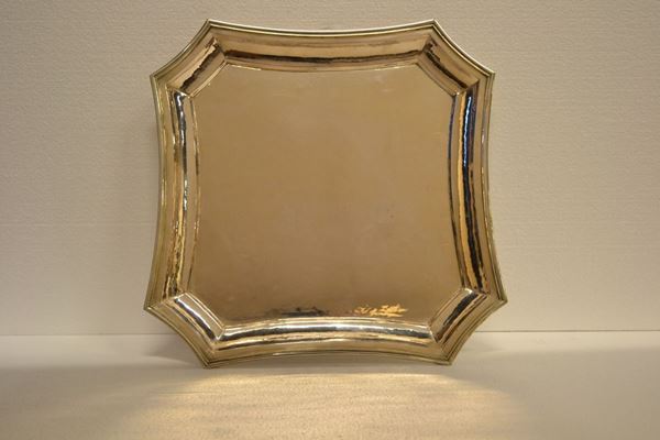 Vassoio, sec. XX, di forma quadrata con bordo sagomato, in argento, cm      38x38, g 1500