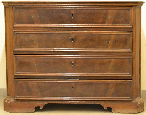 Cassettone, Toscana, sec. XVIII, in noce, quattro cassetti e piedi a mensola, cm 131x54x102