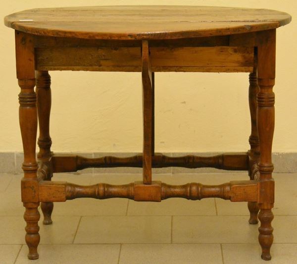 Tavolino, Toscana sec. XVIII, in castagno circolare con ante, gambe tornite. cm 84x70