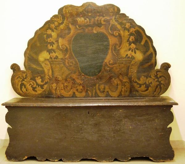 Panca, Italia centrale, sec. XVIII, in legno sagomato e laccato con stemma e seduta da alzarsi. cm 167x40x155