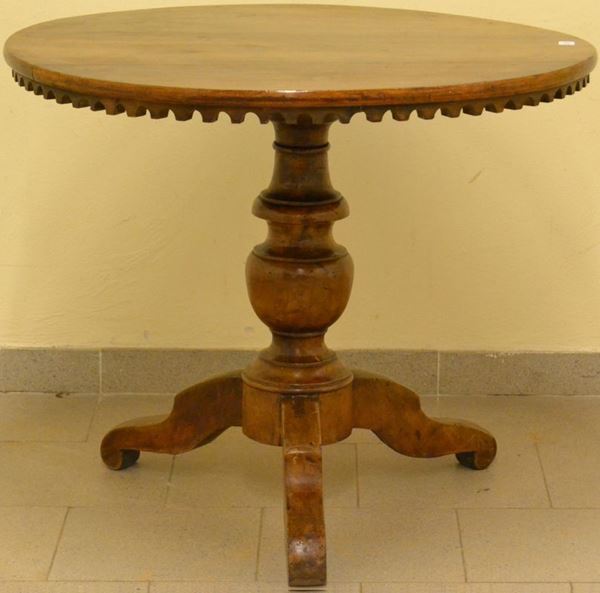 Tavolino tondo, Toscana, sec XIX, in noce con gamba centrale tornita su tre piedi sagomati, piano a vela, cm 87x75