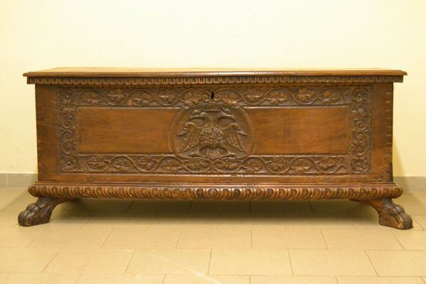 Cassapanca, Italia centrale, sec. XVIII, in noce intagliato con stemma, piedi a zampe feline, cm 168x60x70, restauri