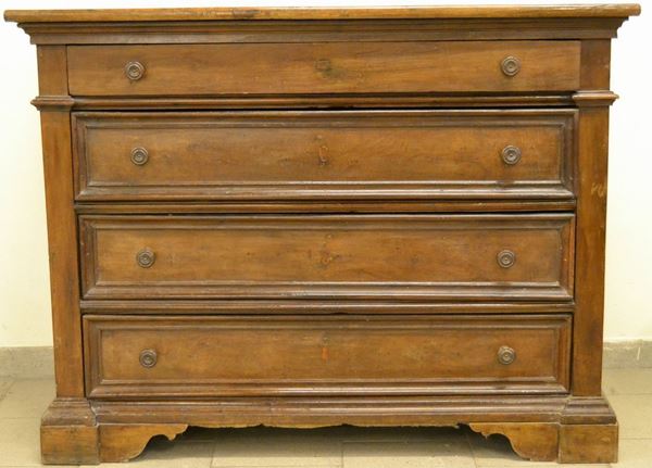 Cassettone, Toscana sec XVII, in noce a quattro cassetti, cm 134x60x103