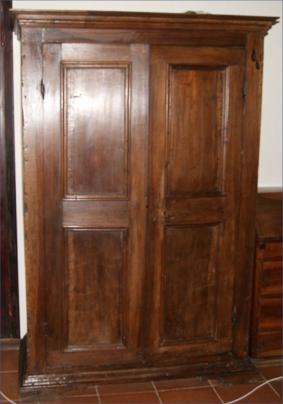 Stipo, Toscana sec. XVII, in noce a due sportelli, cm 129x58x187