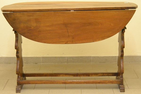 Tavolo a bandelle, Toscana sec. XVII, in noce con gambe sagomate ed un cassetto, cm 124x92x80, restauri