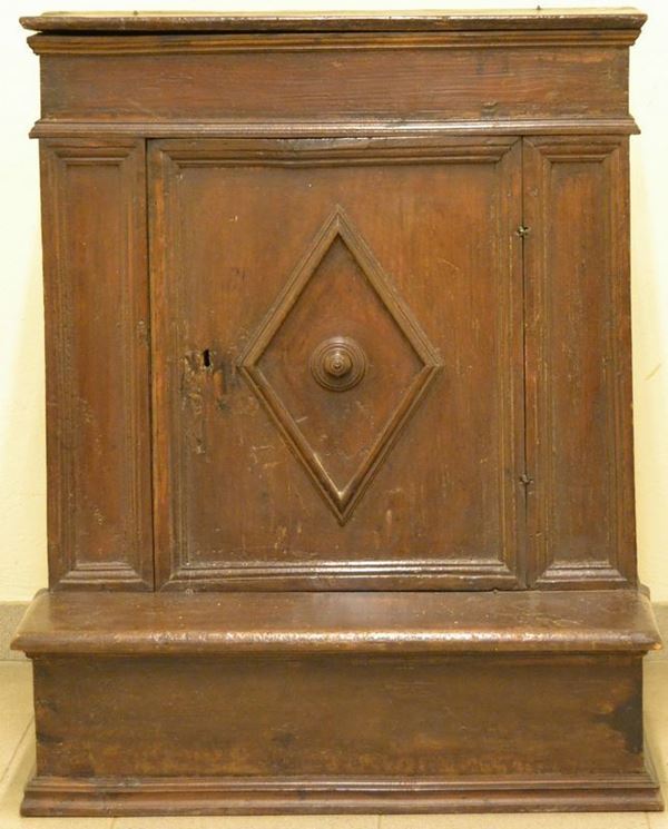 Inginocchiatoio, Toscana sec. XVIII, in noce ad uno sportello con formella e piano da alzarsi, cm 75x48x90