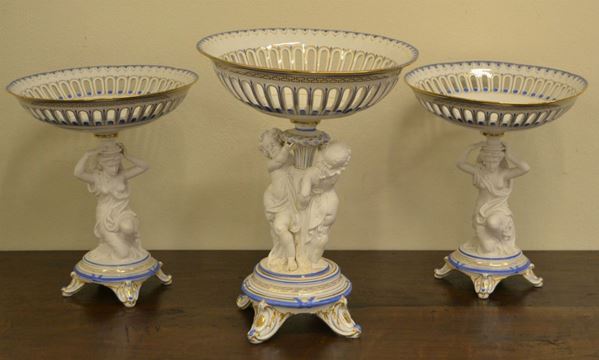 Trittico, sec. XIX, in ceramica composto da tre alzate con sostegni a figure femminili e putti, finali traforati, difetti  (3)
