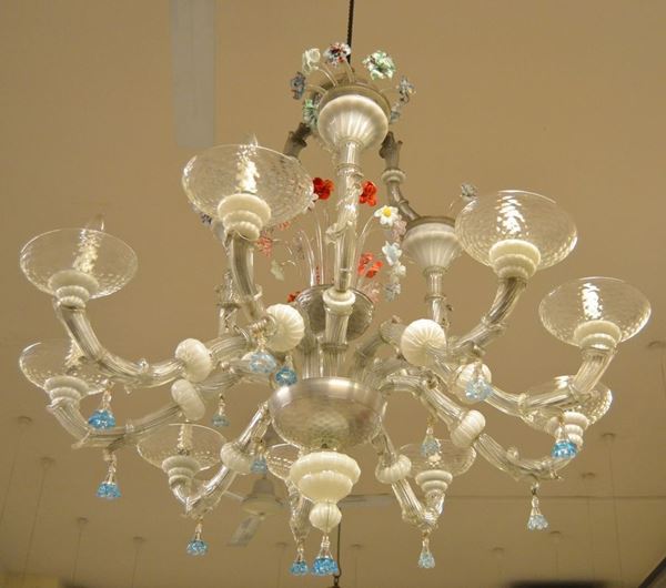 Grande lampadario, secolo XIX in vetro di murano a nove luci con foglie colorate, cm 120x100, piccoli difetti