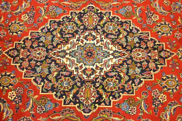 Tappeto persiano KEISHAN FINE FIRMATO fondo rosso con medaglione centrale e bordatura blu e beige di vecchia manifattura, cm 405x290