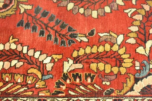 Tappeto persiano LILIAN con colori vegetali naturali di vecchia manifattura, con fondo rosso mattone, medaglione centrale e bordatura blu, campo a motivo vegetale, cm 332x243