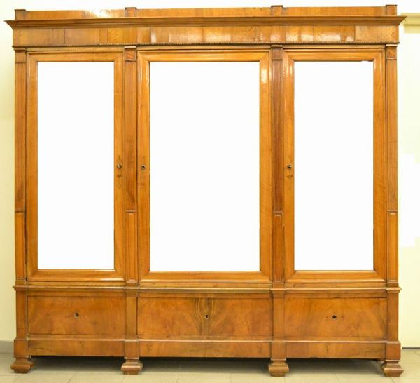 Vetrina, Toscana, sec. XIX, in noce a tre sportelli, tre cassetti, colonne scanalate, cm 225x42x210