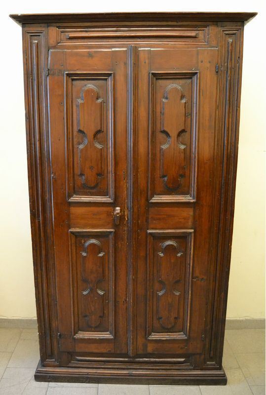 Armadio, Piemonte, sec. XVIII, a due sportelli sformellati piedi a mensola, cm 120x55x205