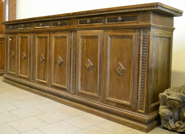 Credenza, in stile Seicento, in noce con interni sei cassetti, sei sportelli,  cm 313x56x114
