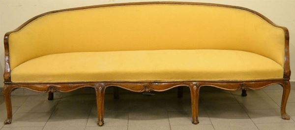 Divano a pozzetto, Veneto, metÃ  secolo XVIII, schienale lievemente sagomato bordato da cornice incisa, gambe a voluta rivestito stoffa gialla, presente restauri