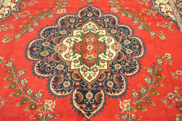 Tappeto persiano TABRIZ di vecchia manifattura, fondo rosso con grande medaglione centrale blu rosso e beige, bordatura blu e celeste, cm 405x300