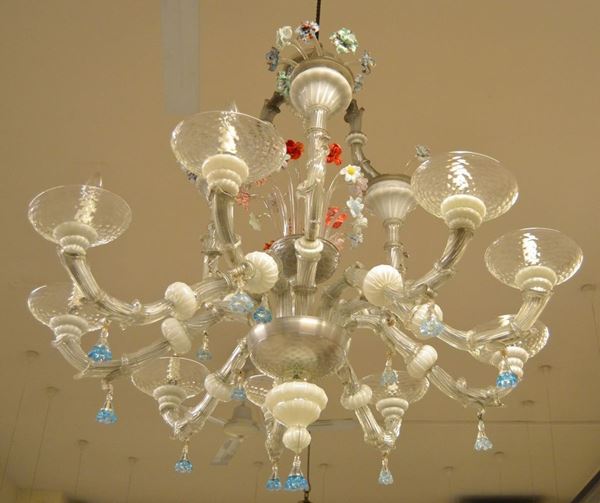 Grande lampadario, secolo XIX in vetro di murano a nove luci con foglie colorate, cm 120x100, piccoli difetti