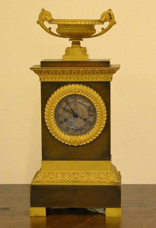 Orologio da tavolo, tardo Impero, in metallo dorato con finale a vaso inciso, cm 20x10x47