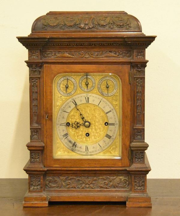 Orologio da tavolo, Inghilterra, primi sec.XX, cassa in rovere intagliato, mostra in metallo dorato,cm 37,5x28x54
