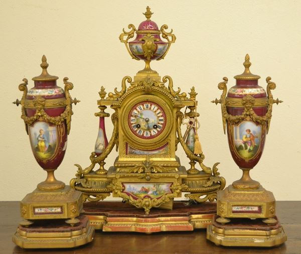 Trittico, Francia inizi secolo XX, composto da orologio e coppia di vasi in metallo dorato lavota a ceramica con finiture a paesaggi e figure, difetti  (3)
