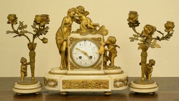 Trittico, inizi secolo XX, composto da orologio e coppia di applique in opalina e metallo dorato con putti e fiori  (3)