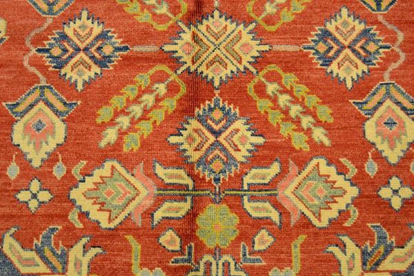 Tappeto caucasico UZBEK con colori vegetali naturali fondo rosso a motivo floreale stilizzato, bordatura verde rossa e beige, cm 290x222