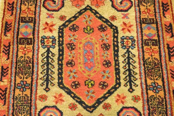 Galleria SAMARKANDA di vecchia manifattura campo a motivo geometrico e fiori stilizzati multicolore, cm 370x72