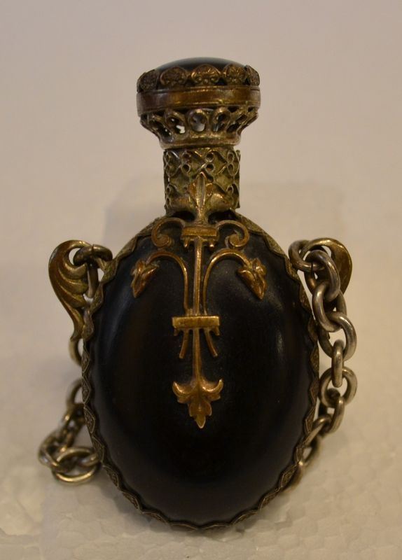 Portamine in oro con smalti arancio e nero e   Boccetta portasali in argento e legno(2)