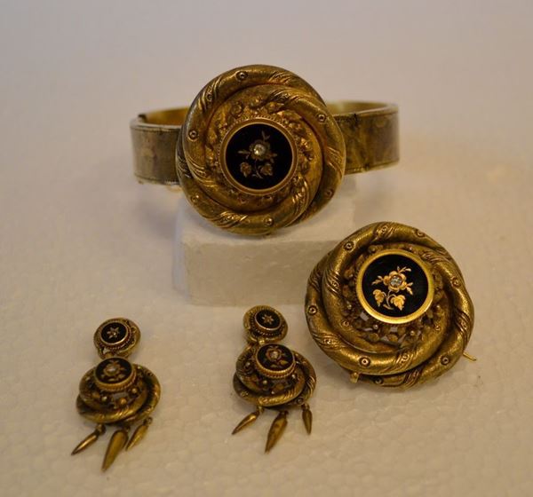 Parure in oro a basso titolo in onice,                                 composta di bracciale, spilla e paio di orecchini,                          sec. XIX              (4)