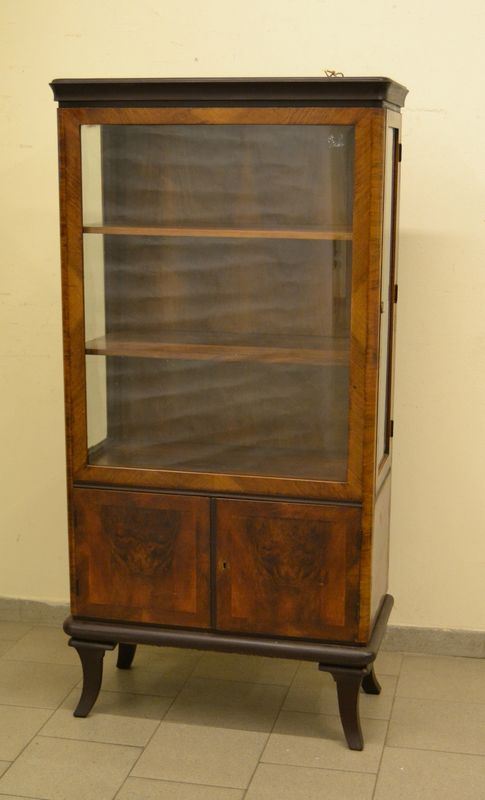 Vetrina decÃ², sec. XX in radica a due sportelli centrali, piani in legno gambe a sciabola, cm 83x42x167