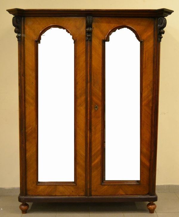 Vetrina, Austria, inizio sec. XX, in noce a due sportelli, gambe a cipolla, cm 137x59x177