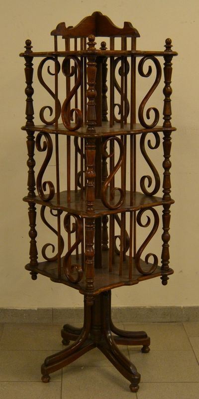 Piccola libreria girevole, inzio sec. XX, in legno quadrato con colonne tornite, quattro piani, cm 47x150