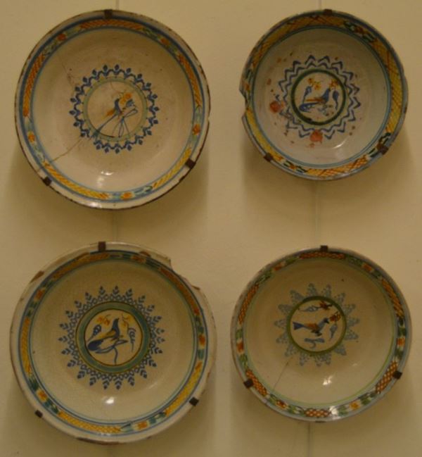 Quattro piatti, Puglia, sec XIX, in maiolica decorata, difetti e mancanze  (4)