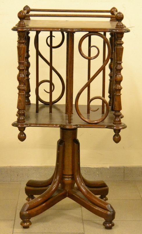 Piccola libreria girevole, inizio sec. XX , in legno quadrato con colonne tornite due ripiani, cm 47x92