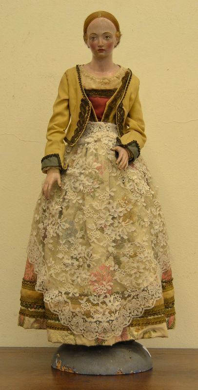 Scultura, Italia meridionale secolo XVIII, figura femminile in legno su base circolare, cm 75  - Asta Antiquariato, Orientale, Gioielli e  Argenti - Poggio Bracciolini Casa d'Aste