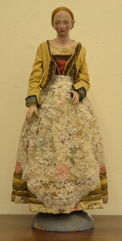 Scultura, Italia meridionale secolo XVIII, figura femminile in legno su base circolare, cm 75