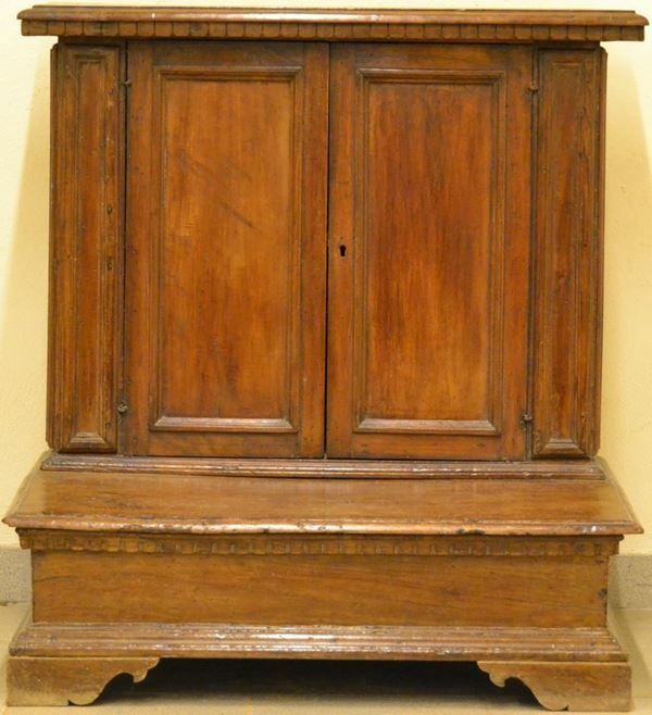Inginocchiatoio, Toscana secolo XVIII, a due sportelli, piedi a mensole, cm 83x54x88