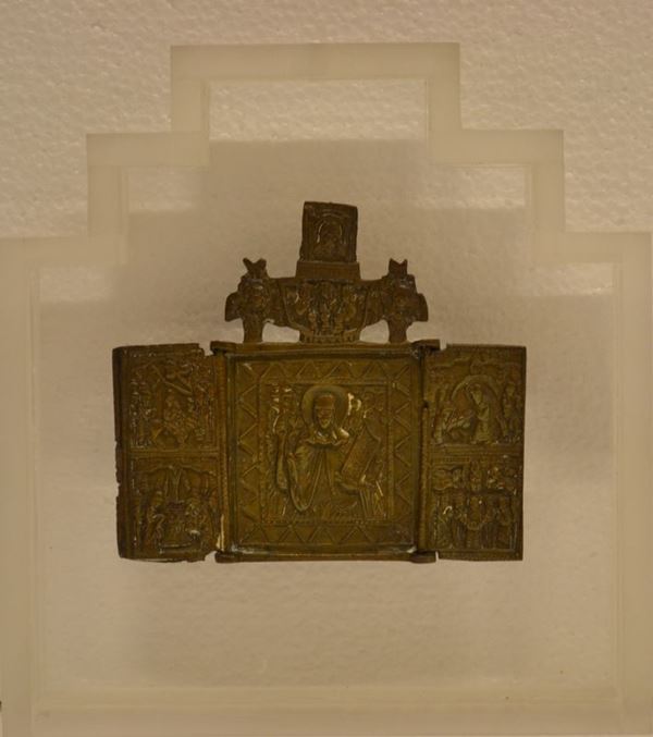 trittico da viaggio,     Russia, sec. XIX, in metallo cesellato raffigurante scene evangeliche, cm   9x10,5, entrambe montate su pannello in plexiglass