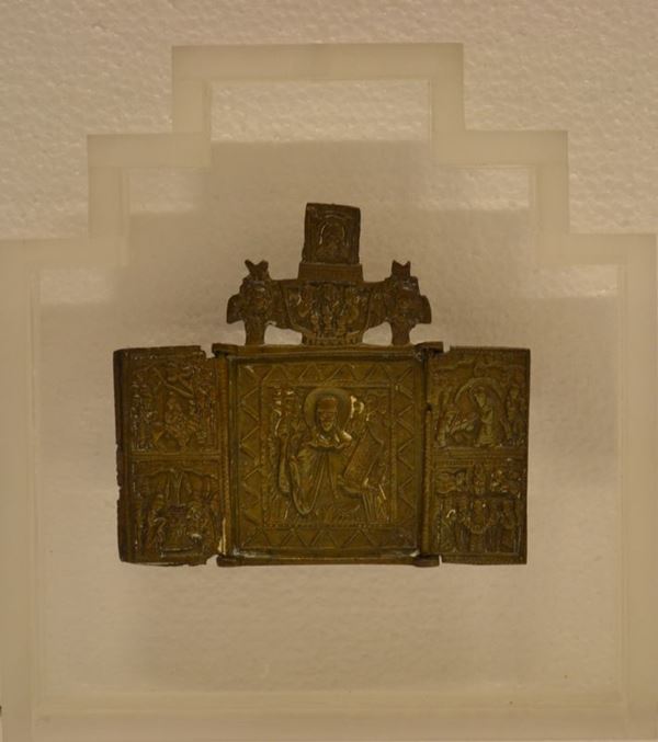 trittico da viaggio,     Russia, sec. XIX, in metallo cesellato raffigurante scene evangeliche, cm   9x10,5, entrambe montate su pannello in plexiglass