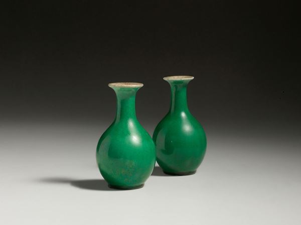 Coppia di vasetti in porcellana monocroma, Cina, XIX secolo, a forma        piriforme con alto collo e invetriatura color verde smeraldo               (2)