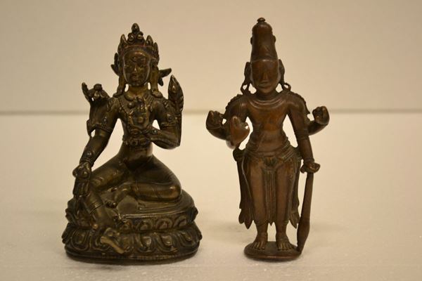 Piccola scultura in metallo, India o sudest asiatico, XIX secolo,           raffigurante divinitÃ  induista stante, con quattro braccia ed elaborato     copricapo, alt. cm    e statuetta in bronzo, area himalayana, XIX secolo,   raffigurante una tara, divinitÃ  buddhista, su base a forma di doppia        corolla di loto, inserti in turchese, alt. cm   (2)