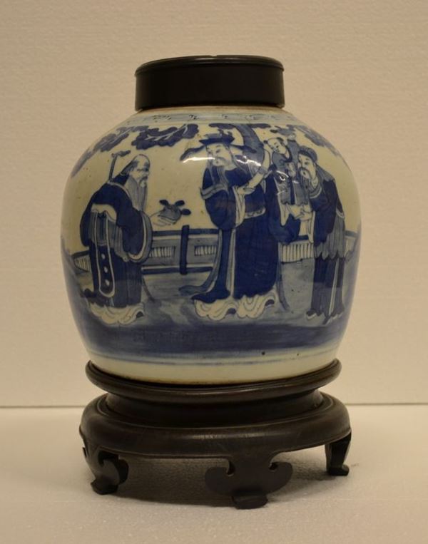 Giara in porcellana bianca e blu, Cina, XVII-XVIII secolo, lampio corpo     globulare decorato con alcune figure di personaggi tra i quali si           riconoscono un alto funzionario e una probabile divinitÃ  taoista, coperchio e base in legno;