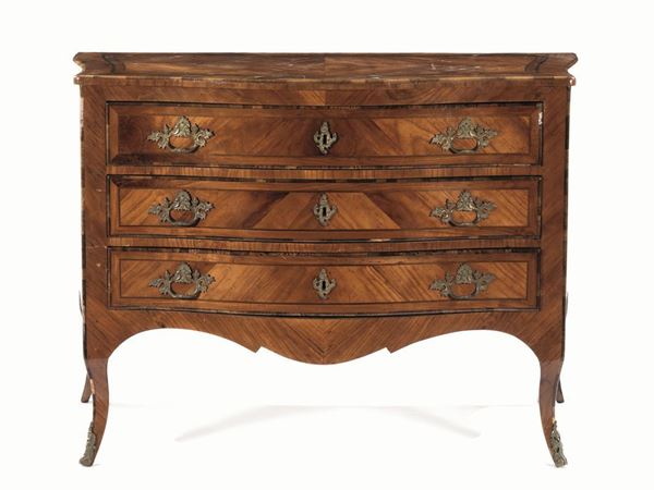Cassettone, Italia centrale, metÃ  sec. XVIII, in ciliegio e radica di noce, piano sagomato, fronte e fianchi mossi, tre cassetti, pendaglina frontale e laterale, gambe sinuose con scarpette in bronzo, cm 127x56x94, piccoli      danni
