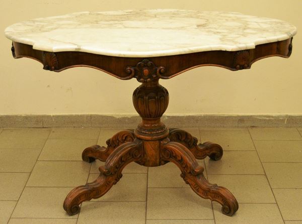 Tavolo Luigi Filippo sec. XIX in noce sagomato, con gamba centrale tornita con quattro piedi mossi, piano di marmo, cm 130x91