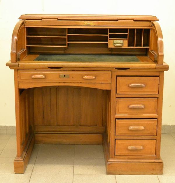 Scrivania a rullo inizi secolo XX con cinque cassetti, laterali apribili, internamente cassettino e vani, piano in pelle, cm 108x70x111