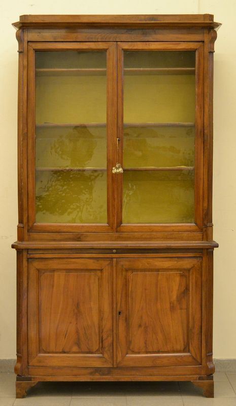 Vetrina, Toscana secolo XIX, in noce a due corpi, quattro sportelli, due dei quali in vetro, piano estraibile, cm 111x40x210
