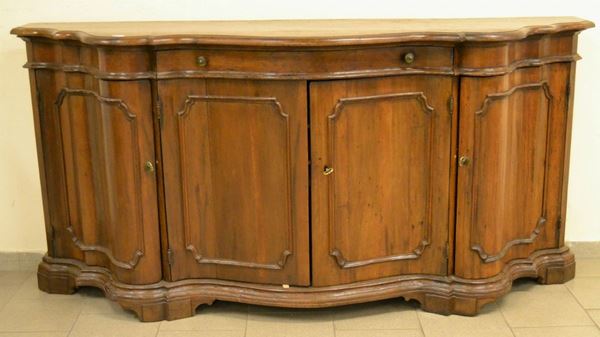 Credenza, Veneto, sec. XIX, in noce sagomato a quattro sportelli, cm 200x57x100, presenta restauri