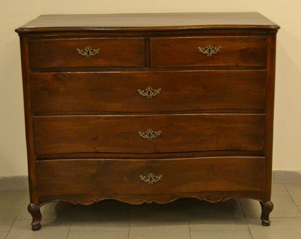 Cassettone, Emilia, sec. XVIII, in noce con frontale sagomato cinque cassetti, cm 124x60x102