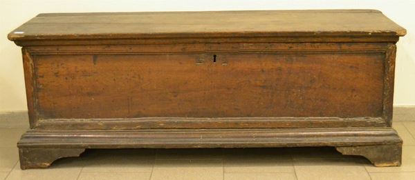 Cassapanca, Emilia, sec. XVIII, in noce piedi a mensola, cm 162x53x59